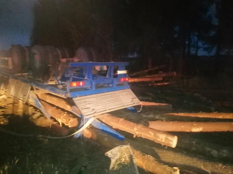 В Ростовском районе опрокинулся КамАЗ, два человека погибли на месте