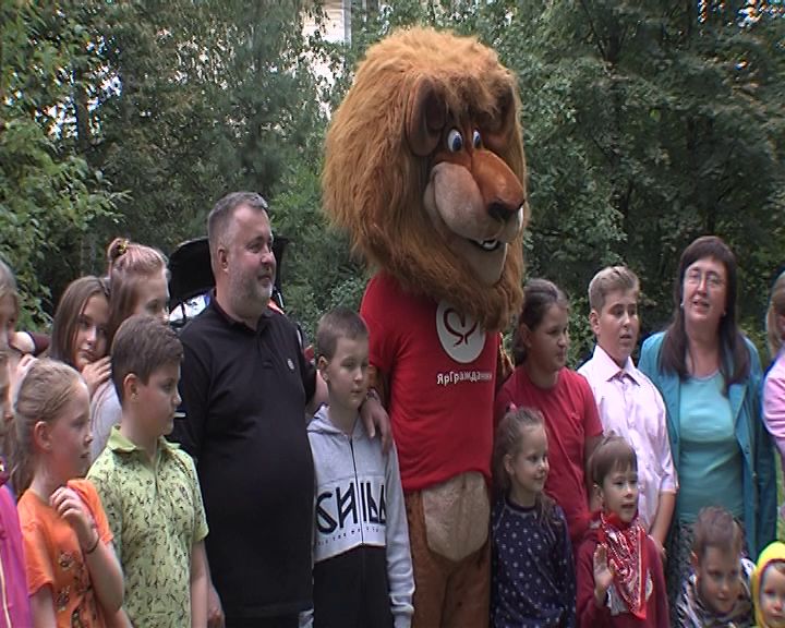 Двухметровый лев развлекал жителей поселка Кармановский