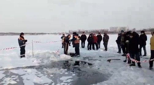 ВИДЕО: Водолазы поднимают из-под воды тело водителя КАМАЗа, утонувшего на карьерах