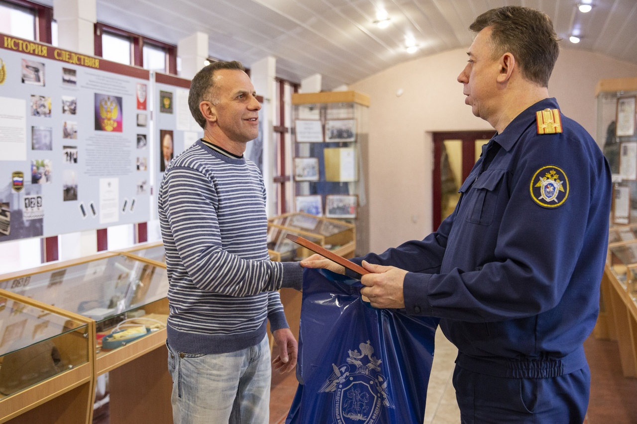 Руководством следственного управления Следственного комитета России по Ярославской области объявлена благодарность мужчине, спасшему ребенка в Ярославле