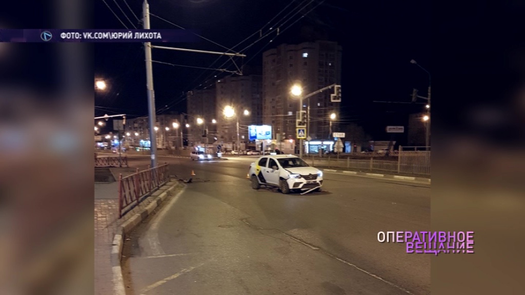 Пьяный таксист снес дорожное ограждение и врезался в столб