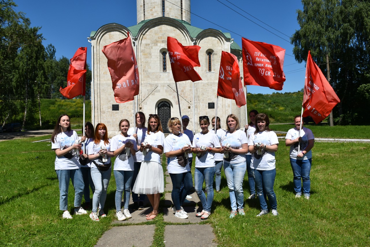 В Ярославской области в небо выпускают белых голубей