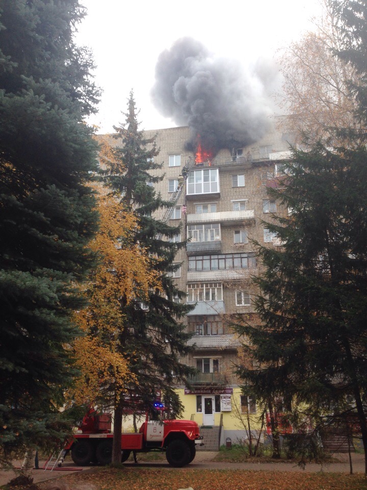 В многоэтажке в Рыбинске загорелась квартира: люди выбирались по балконам