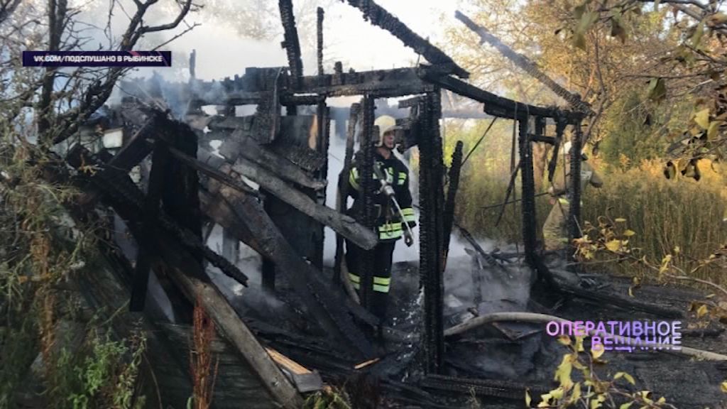 Сильный пожар в Рыбинске уничтожил деревянный дом