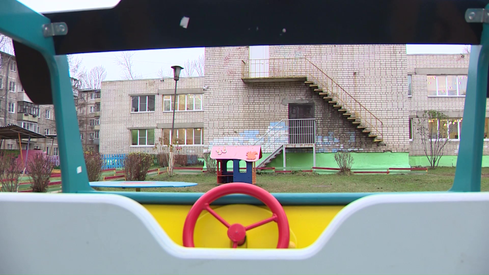 Девочку, которую в детском саду побили сверстники, перевели в другой садик