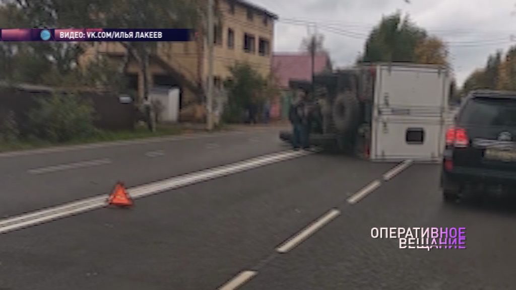 В Ярославле на Магистральной опрокинулся грузовик