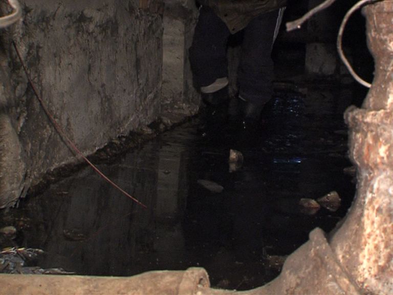 Жильцы дома на улице Труфанова жалуются на затопленный подвал