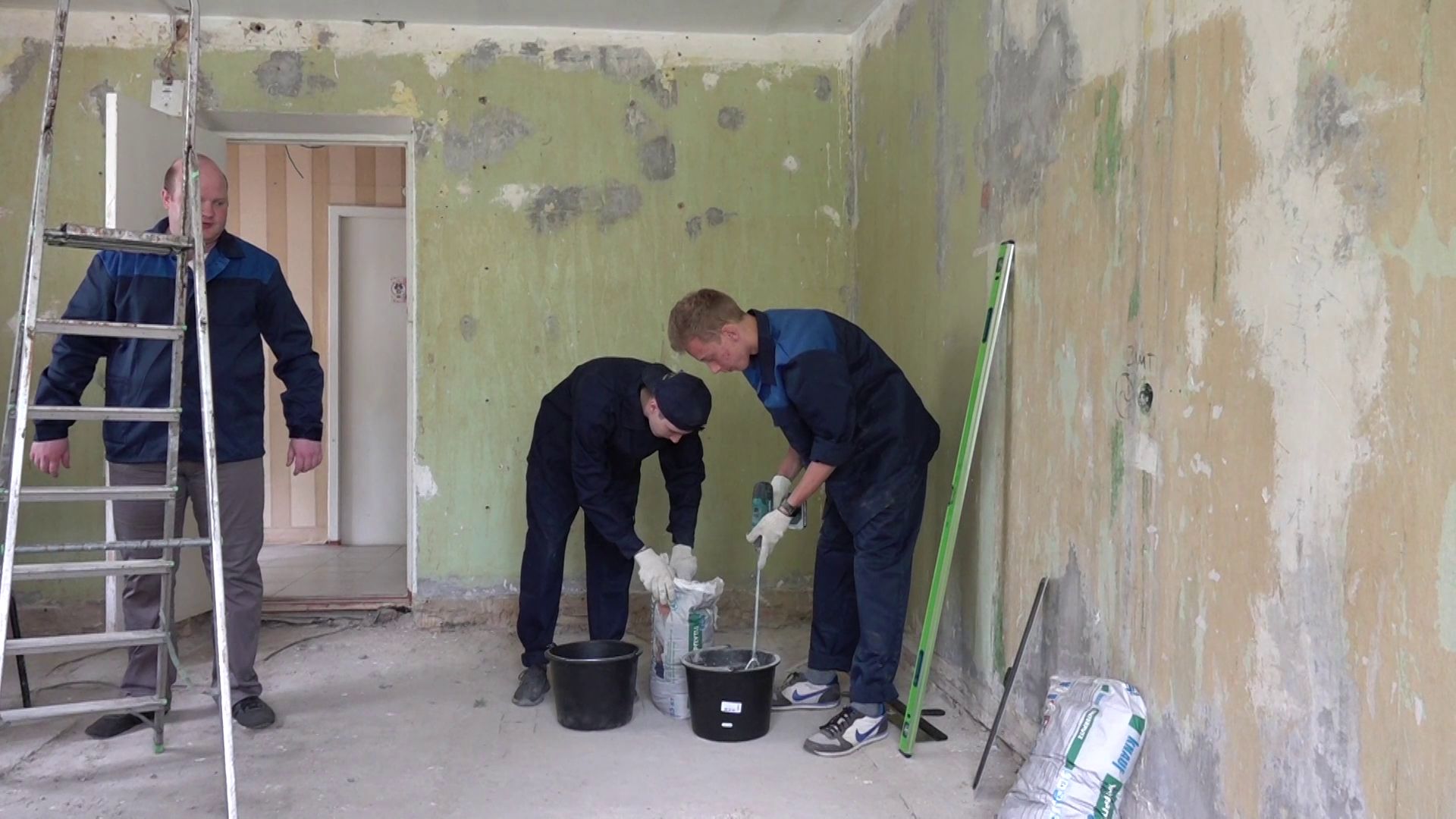 Студенты-строители делают ремонт в ЯГТУ