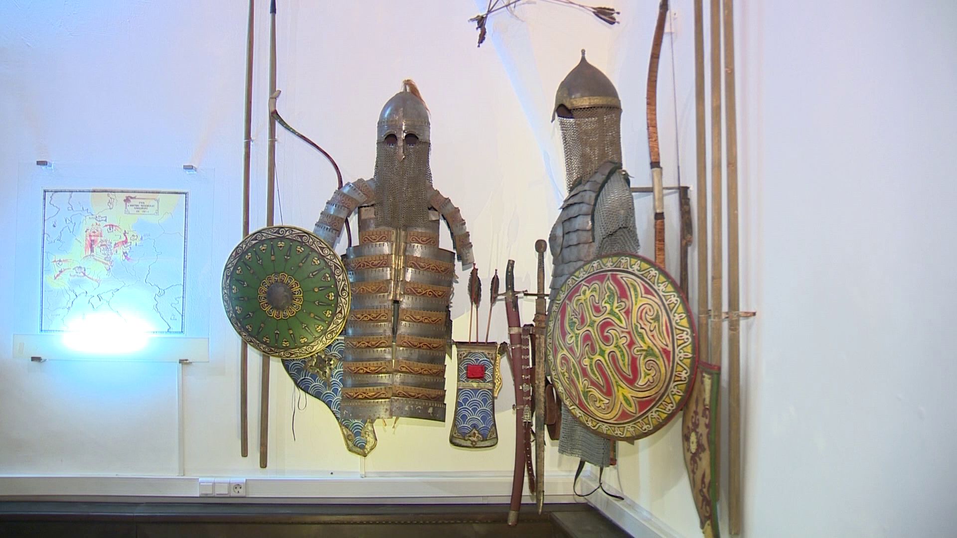 Утреннее шоу «Овсянка» от 14.01.21: делаем комплекс утренней йоги и рассказываем о доспехах