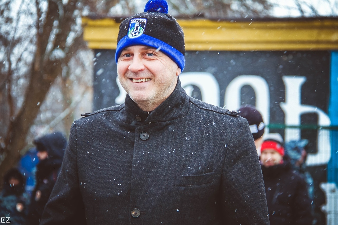 Дмитрий Горин пообещал ходить все лето в зимней шапке с логотипом «Шинника»