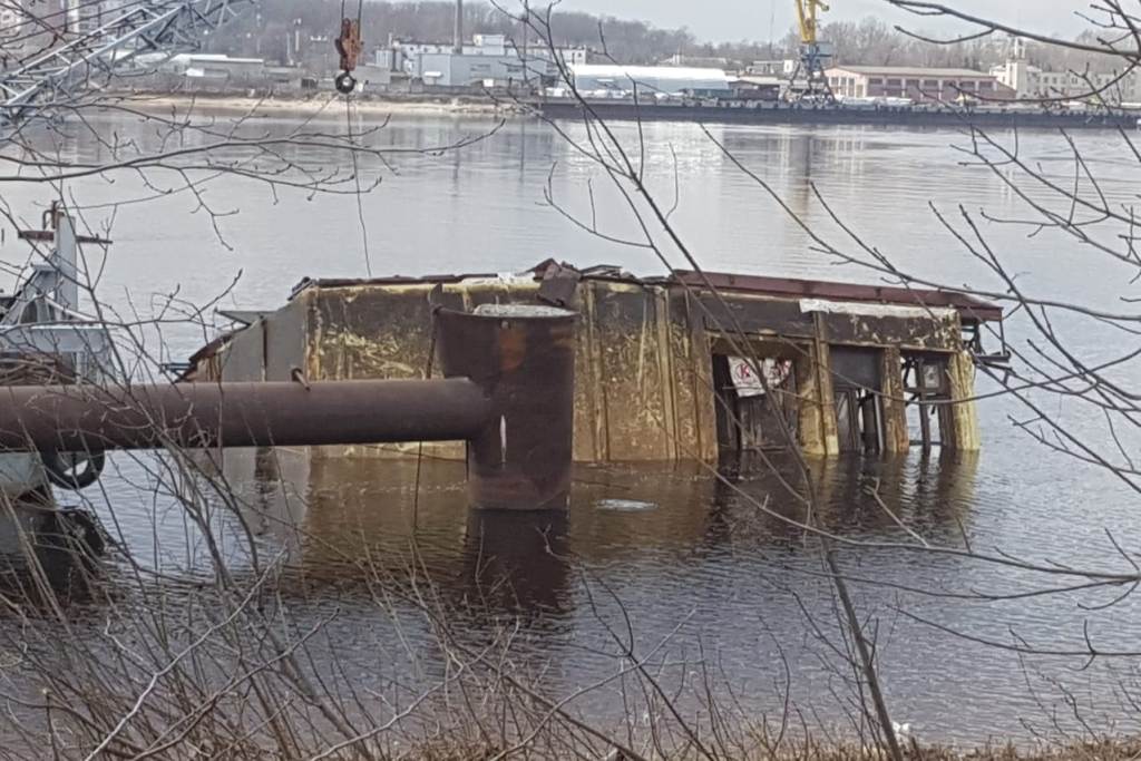 Демонтировать затонувший на Волге дебаркадер планируют за два месяца