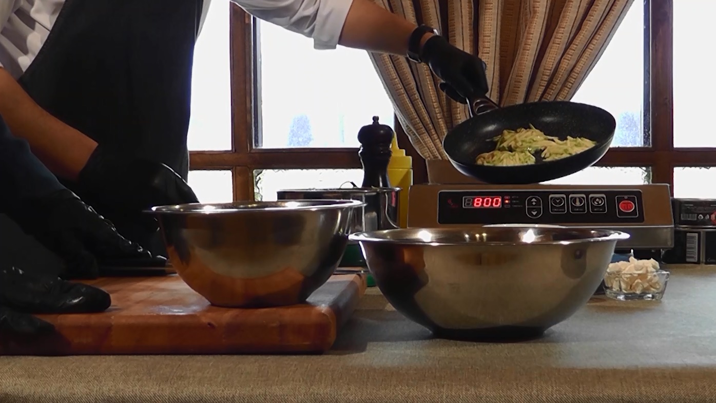 Утреннее шоу «Овсянка» от 25.02.21: качаем мышцы ног и готовим кабачки из драников