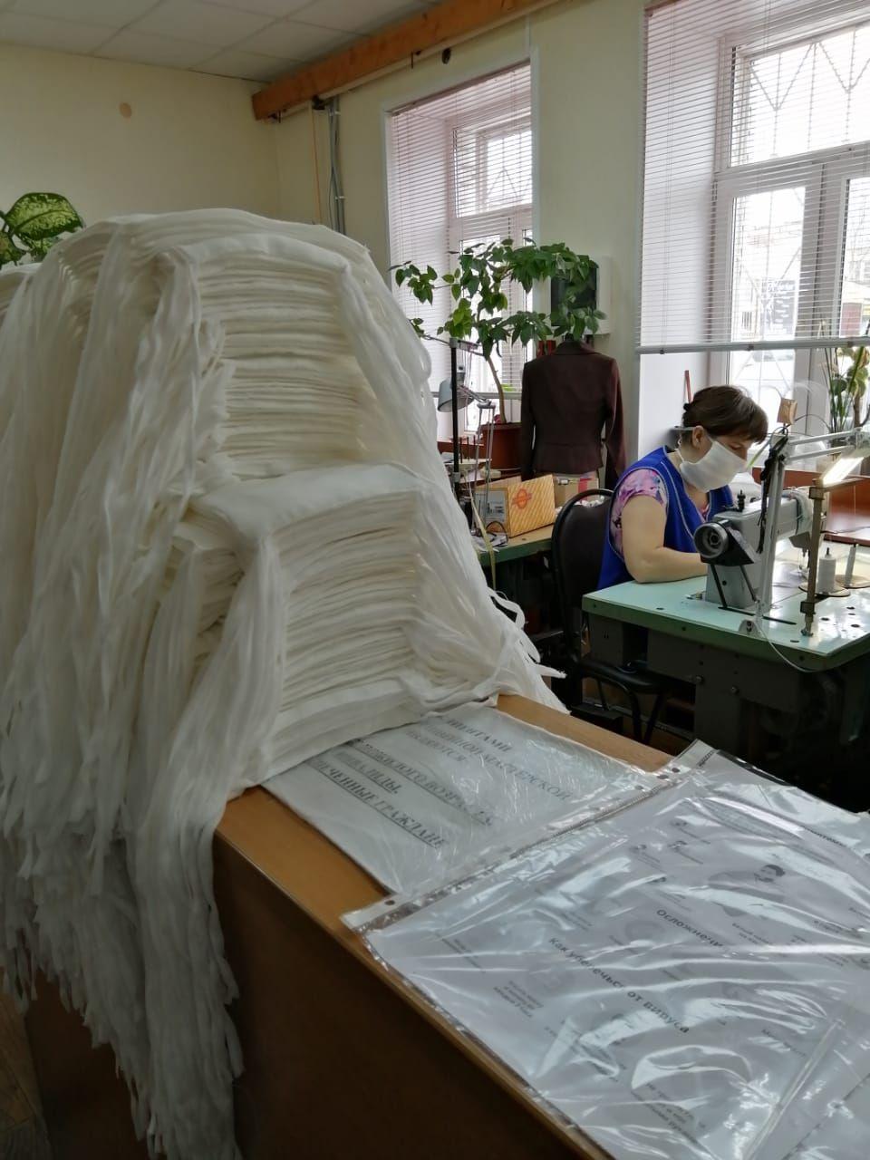Швейная мастерская центра соцпомощи помогает врачам масками