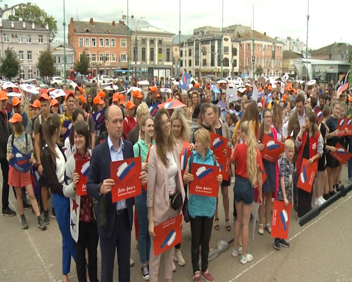 На площади Юности в Ярославле в честь юбилея российского флага устроили флешмоб