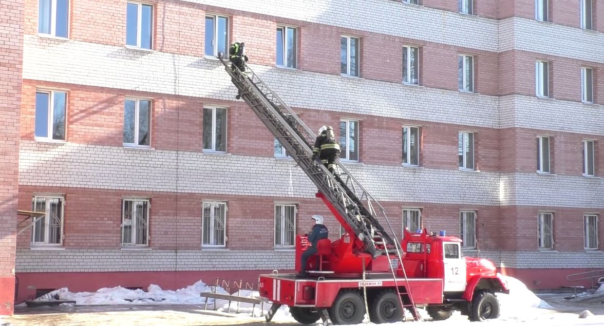 Несколько пожарных машин поспешили к областной инфекционной больнице: что произошло