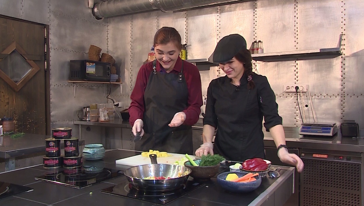 Утреннее шоу «Овсянка» от 09.11.20: общаемся с Александром Котовым и готовим овощное рагу с тушеной говядиной