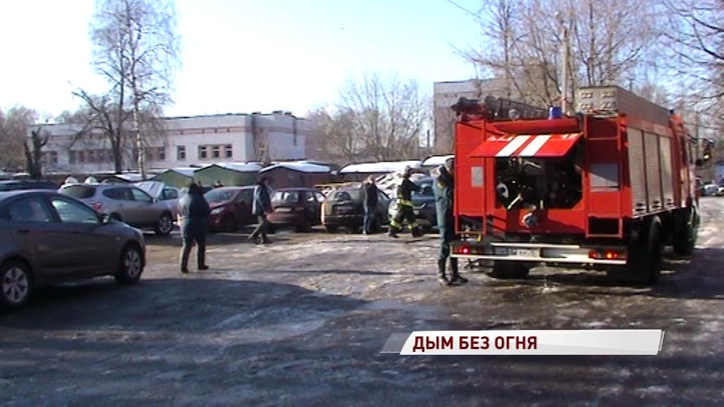 На парковке у Соловьевской больницы задымилась иномарка