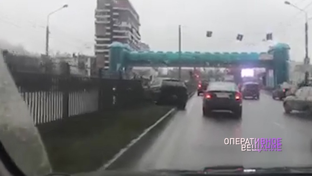 На Московском проспекте иномарка снесла забор