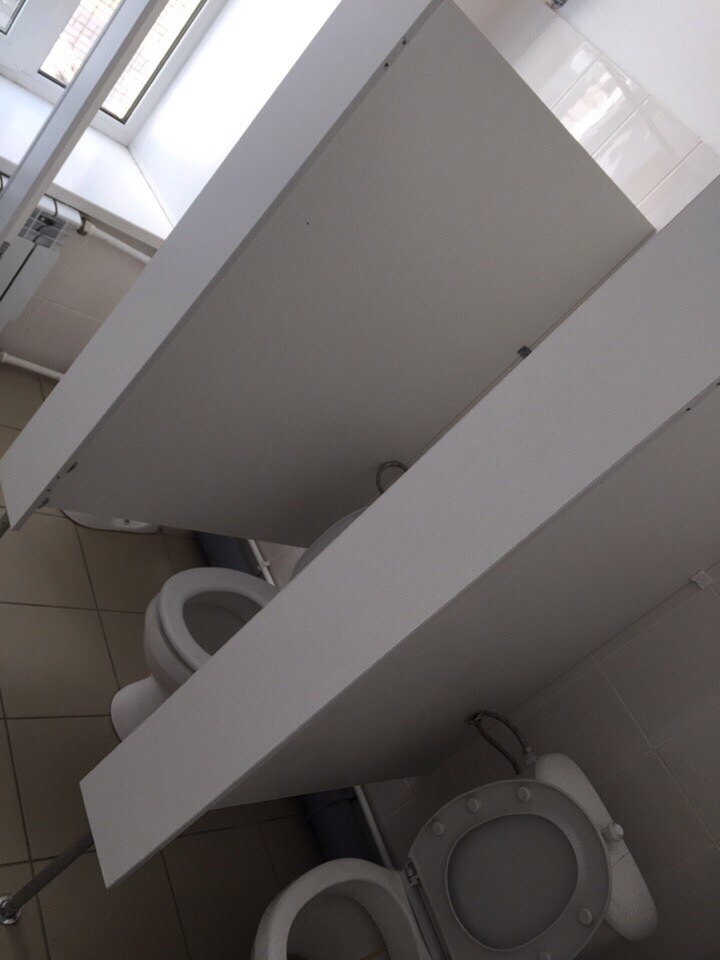 «Дети такие же люди»: родителей учеников одной из школ Рыбинска возмутили туалеты без дверей