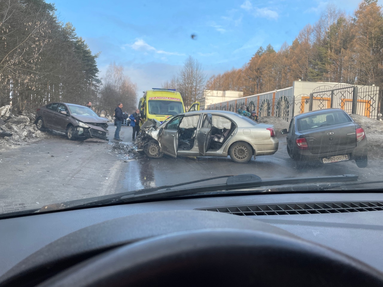 Недалеко от областной больницы в Ярославле столкнулись четыре легковушки