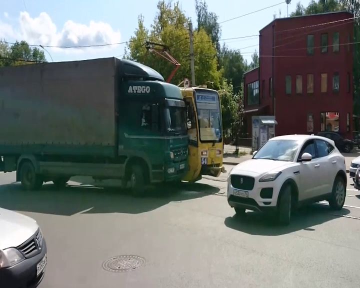 На Пятерке не смогли разъехаться трамвай и грузовик