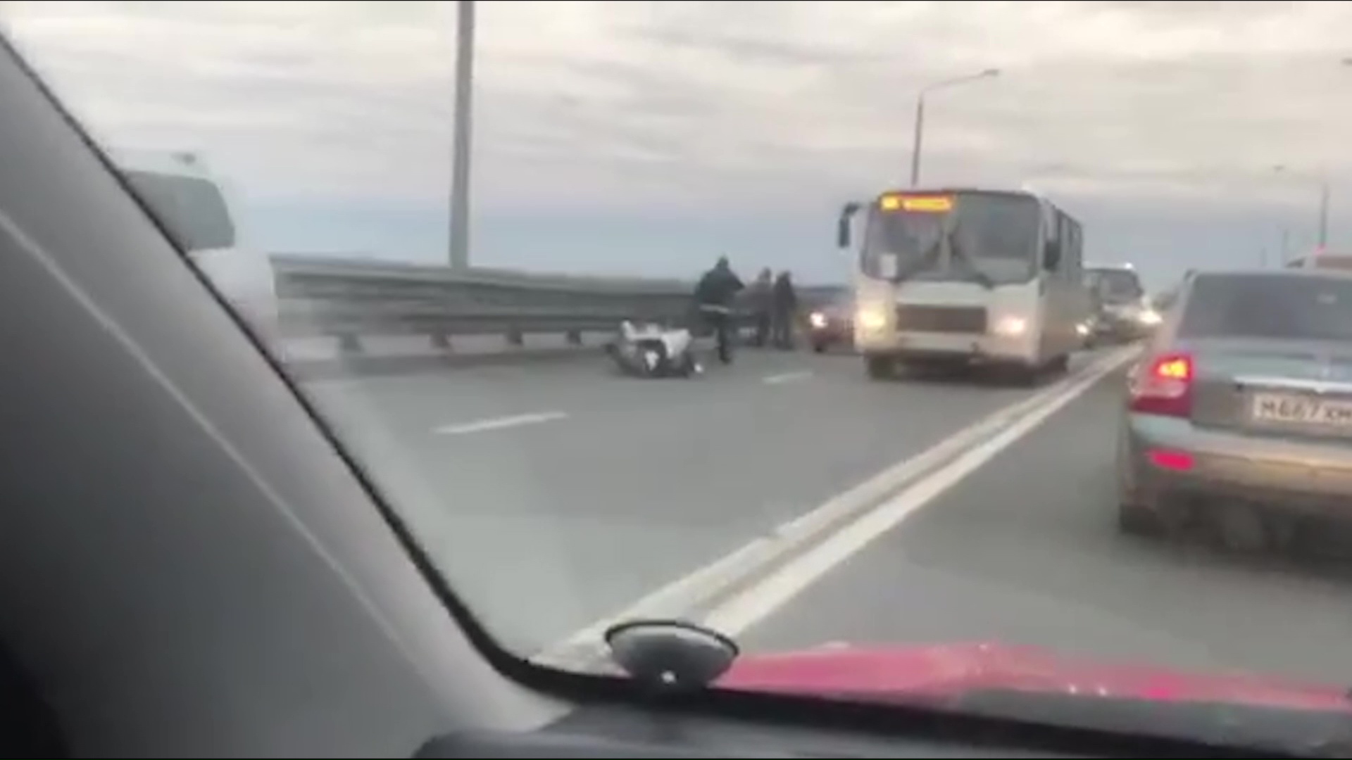 На Октябрьском мосту в час пик сбили мотоциклиста