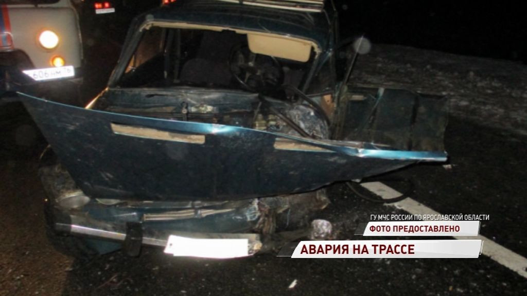 «Жигули» влетели под грузовик: водитель легковушки в больнице