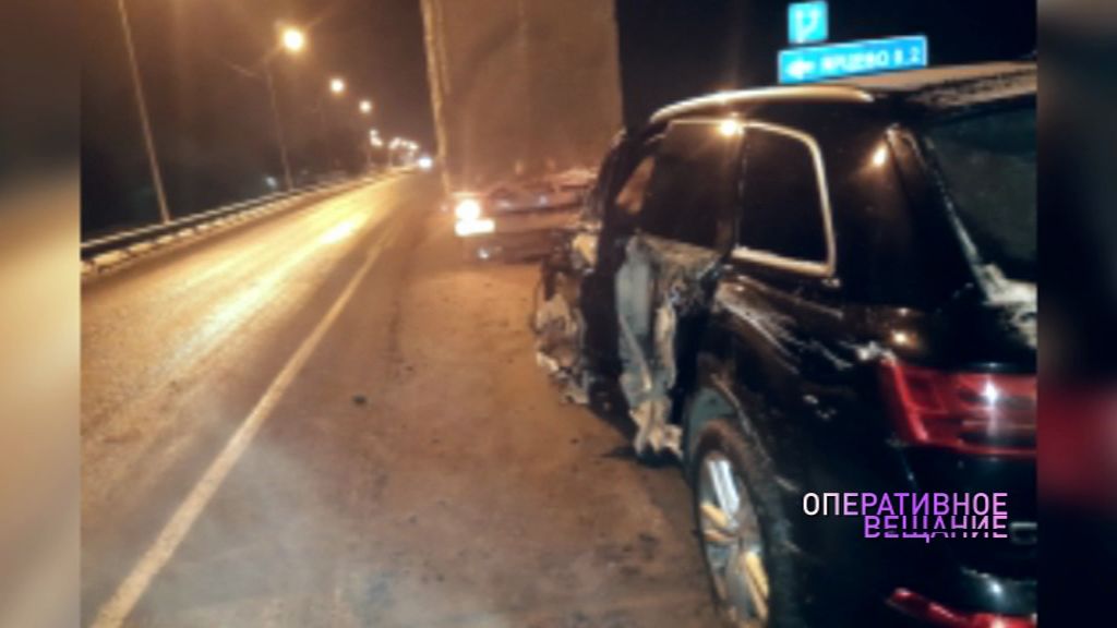 Разорвало двери и крылья: под Ярославлем две иномарки не поделили дорогу