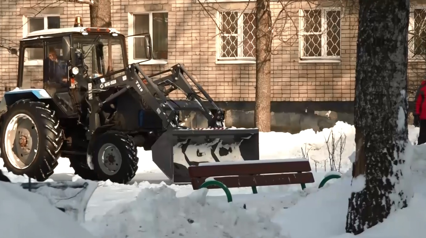 Депутат областной Думы Лариса Ушакова контролирует уборку подъездных дорог к социальным объектам