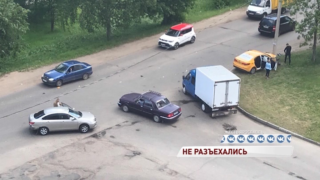 На Тормозном шоссе такси на скорости протаранило легковушку