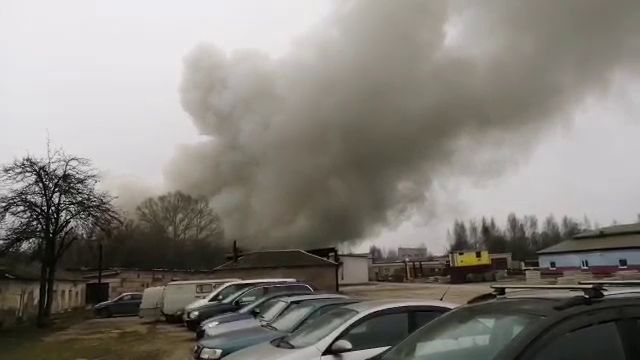 «Первый Ярославский» публикует видео сильного пожара на Песочной, где горят склады