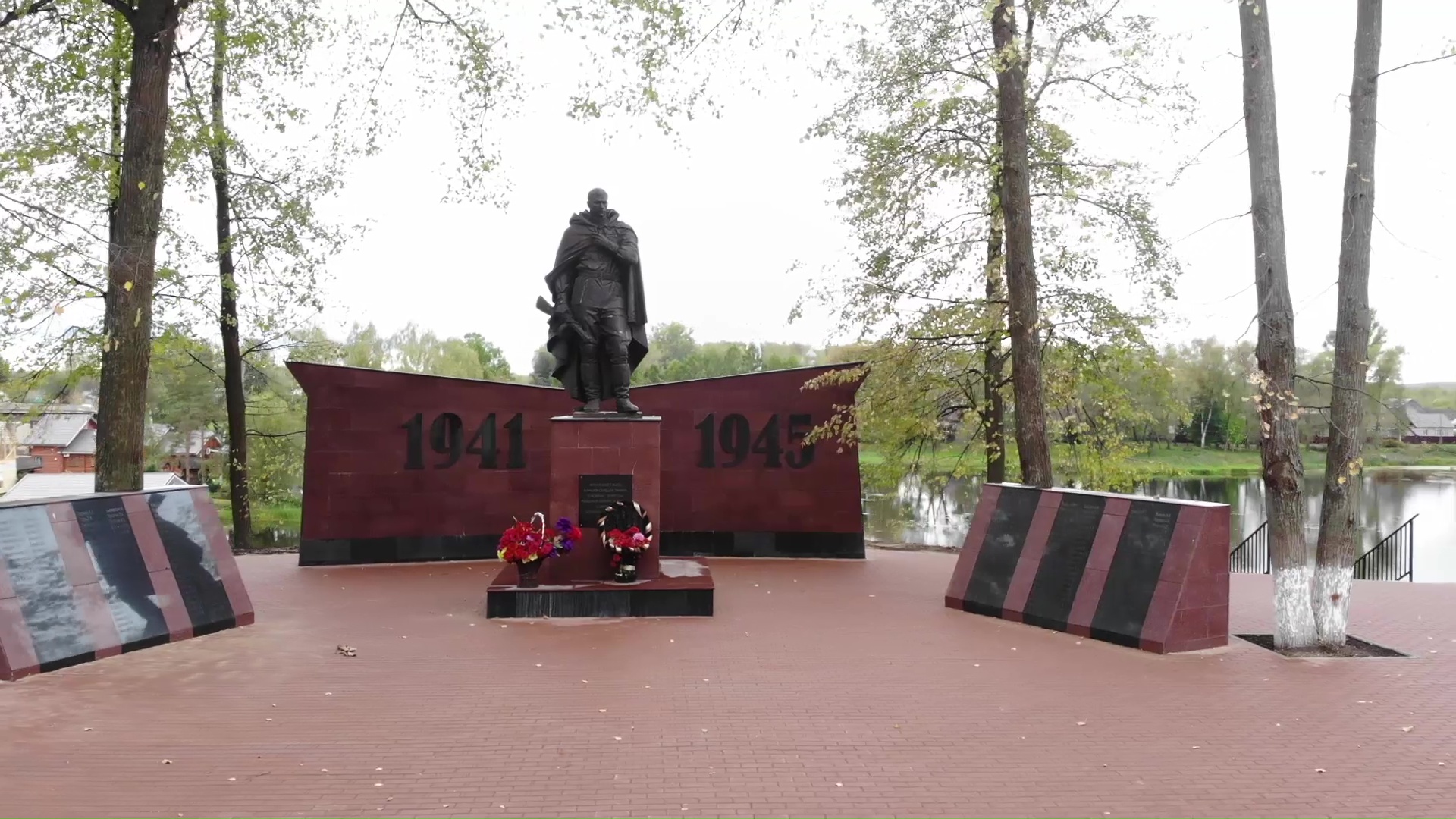 В Некрасовском отремонтировали парк Победы по программе «Решаем вместе!»