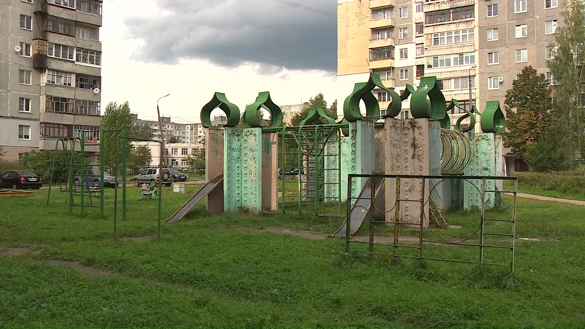 Снести нельзя оставить: брагинцы решают, что делать с уникальной детской площадкой