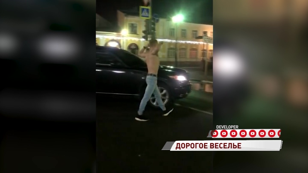 Парня, который плясал полуголым перед мэрией, оштрафовали