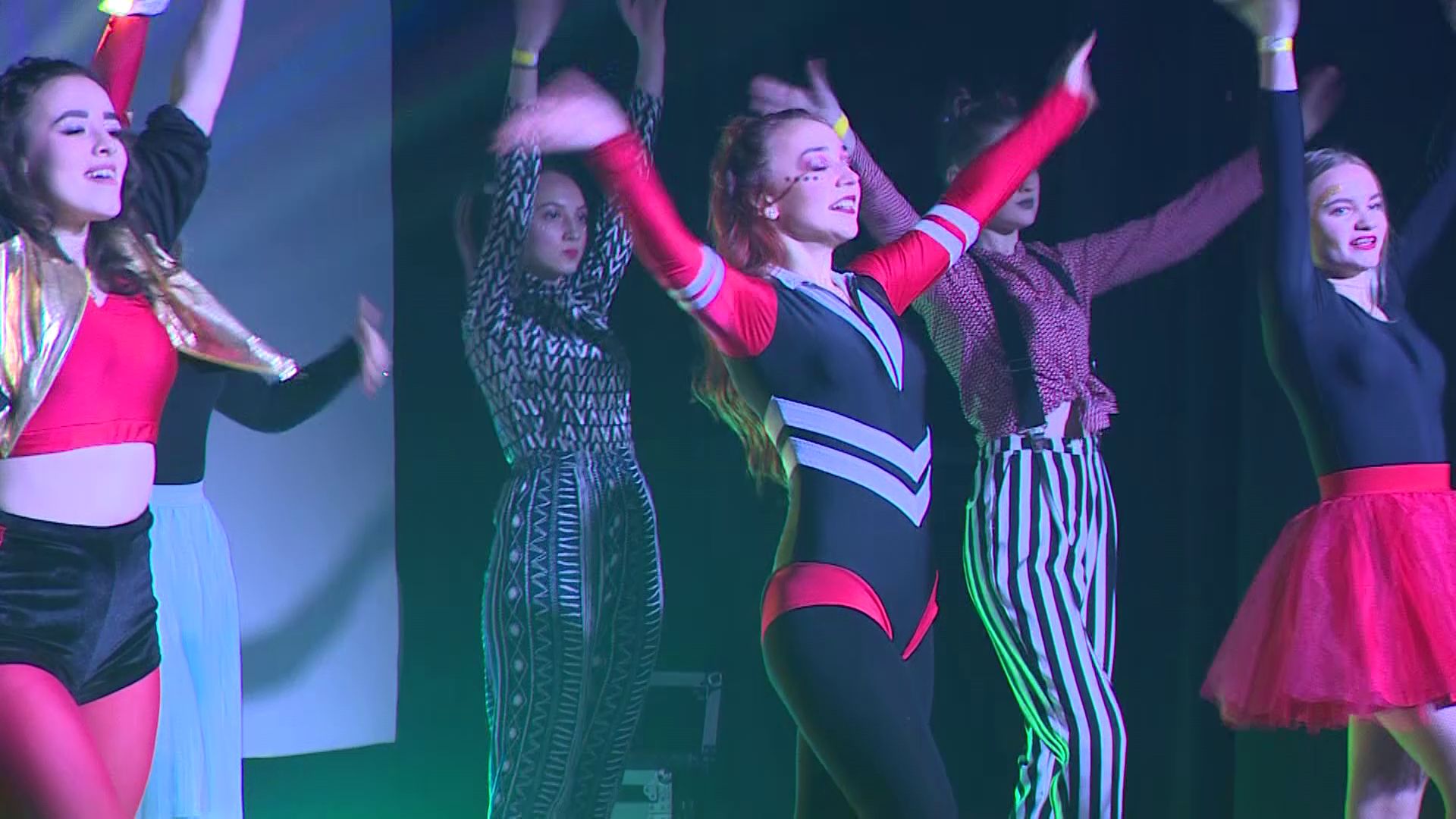 За звание «Мисс старшеклассница» поборются 15 школьниц