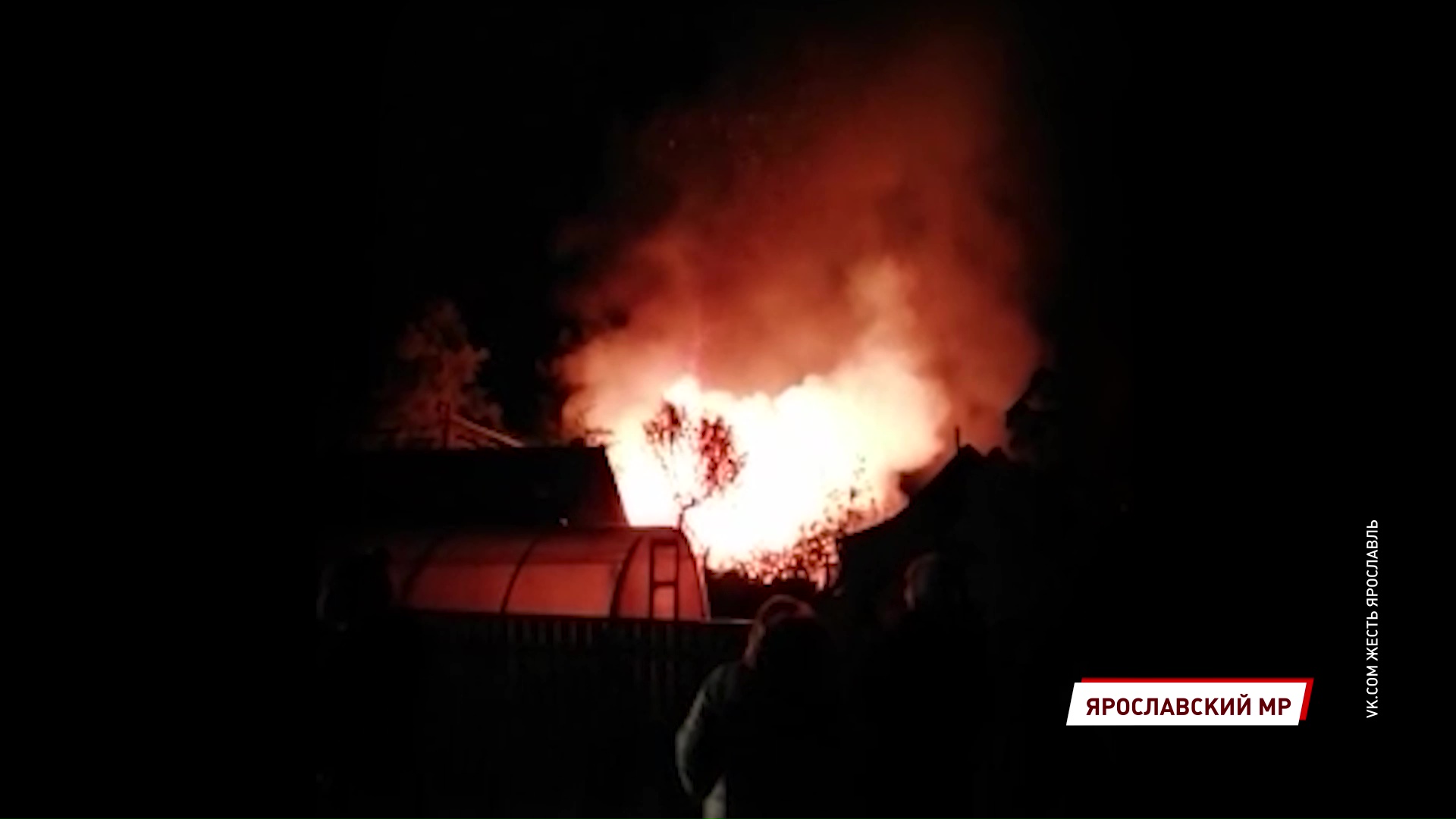 Едва успели вынести газовые баллоны: крупный пожар в Ярославском районе чуть не закончился взрывом