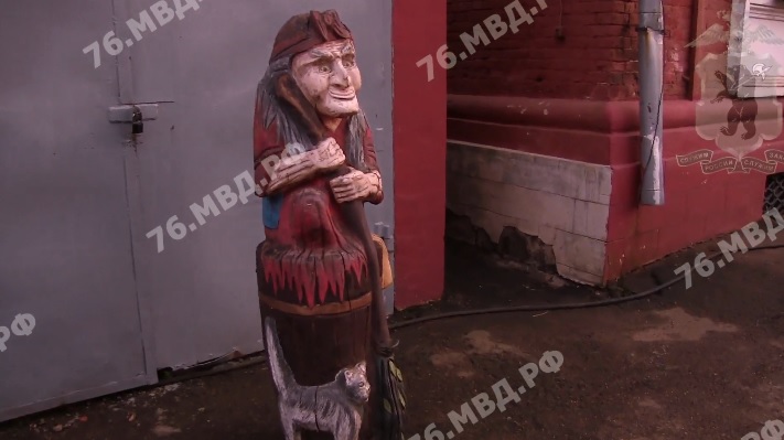 Ярославец украл Бабу-Ягу от магазина в Депутатском переулке и установил в своем дворе