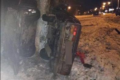 На Фрунзе отечественная легковушка «намоталась» на дерево