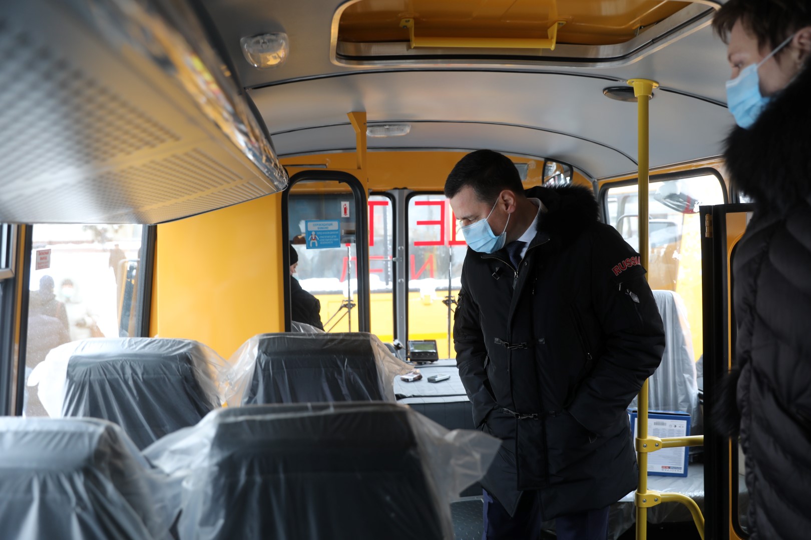 В преддверии Нового года Дмитрий Миронов передал в районы области и машины неотложной помощи