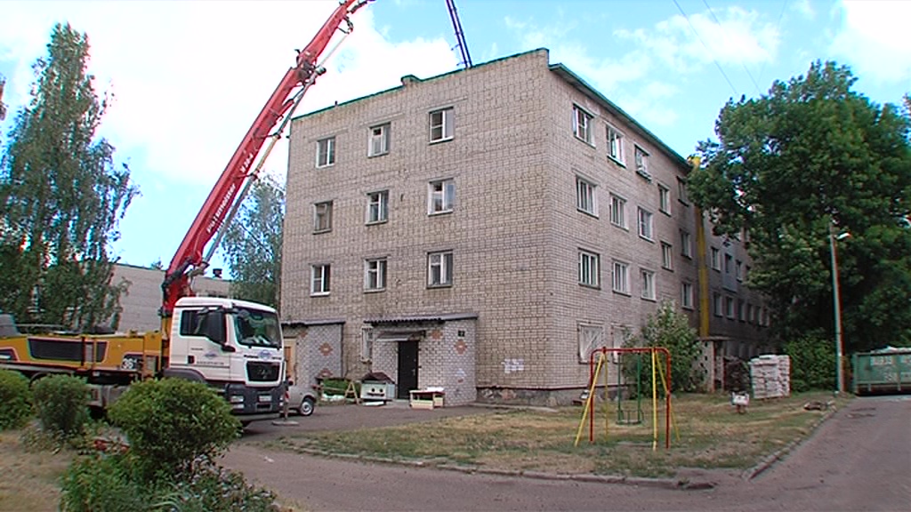 Комиссия проверила ход замены крыши дома на улице Моховой