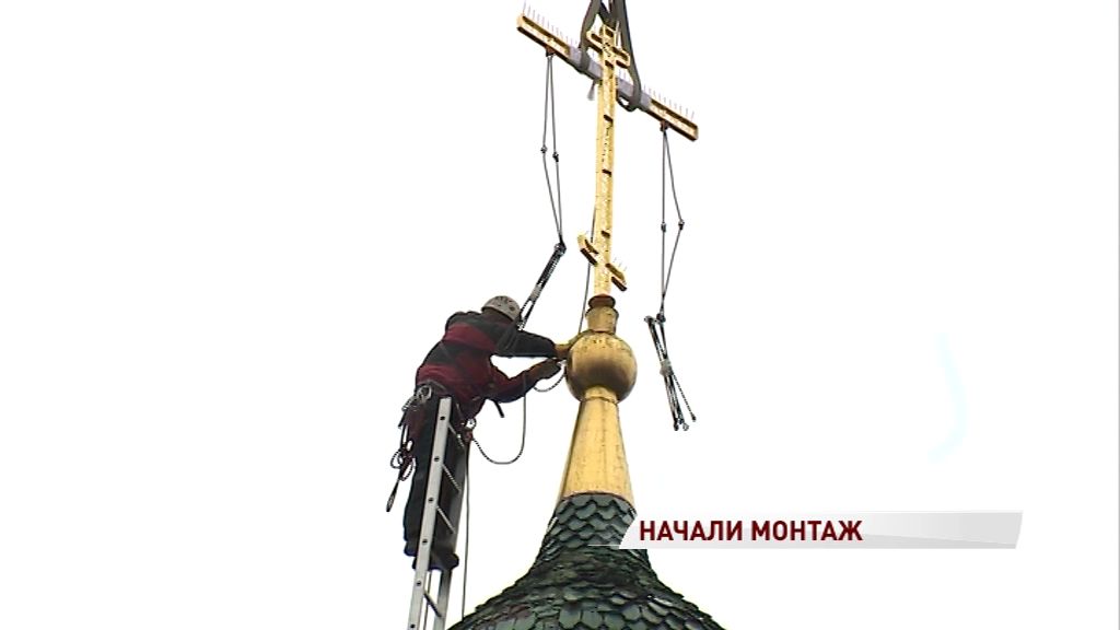 На купола Храма Ильи Пророка начали устанавливать отреставрированные кресты