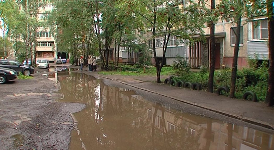 Жильцы дома по улице Туманова жалуются на гигантскую лужу во дворе