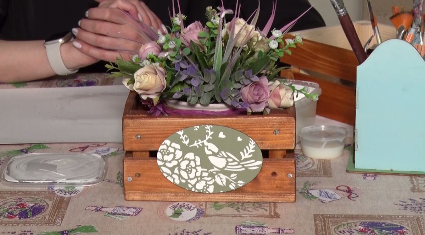 Мастер-класс. Делаем уникальный декорированный ящик с медальоном