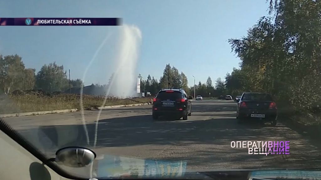 В Заволжском районе Ярославля из-под земли забил мощный фонтан