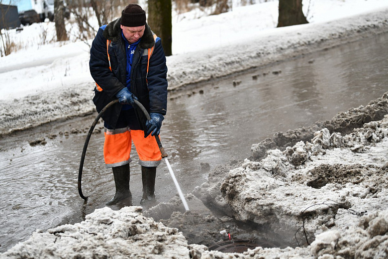 Коммунальщики в Ярославле активно занимаются чисткой ливневок