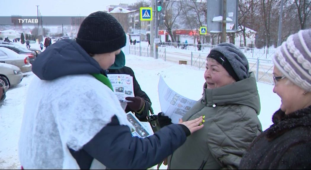 В Тутаеве сотрудники ГИБДД вместе с отрядом юных инспекторов провели акцию «Засветись»
