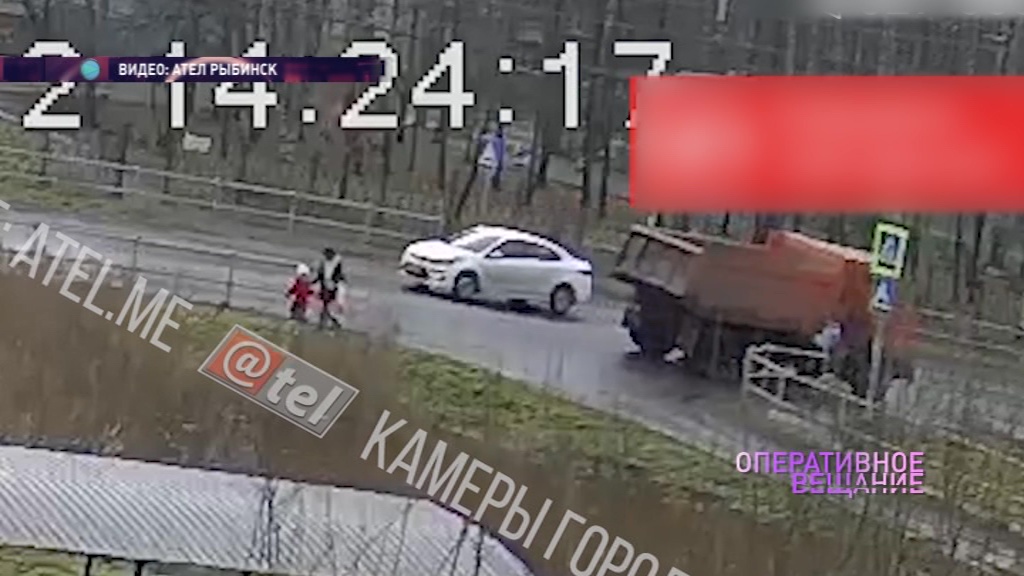 ВИДЕО: в Рыбинске школьница не глядя шагнула прямо под КамАЗ