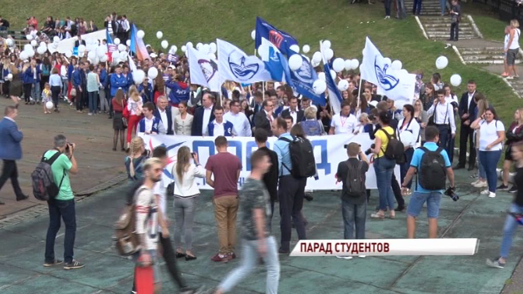 Более пяти тысяч первокурсников вышли на парад студенчества