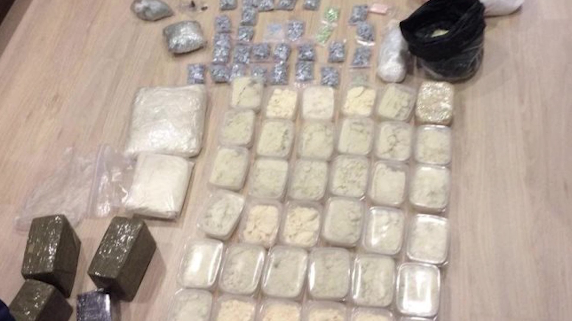 Хозяина крупной партии наркотиков и целого арсенала оружия приговорили к 17 годам колонии