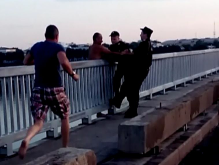 Ярославские полицейские предотвратили суицид на мосту через Волгу